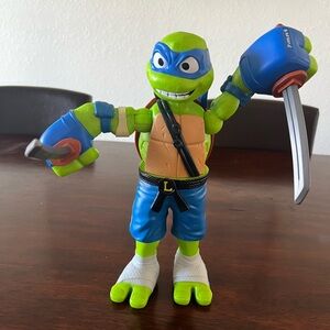 Tales of Teenage Mutant Ninja Turtles: Giant 12" Roll N Punch Leonardo Figure